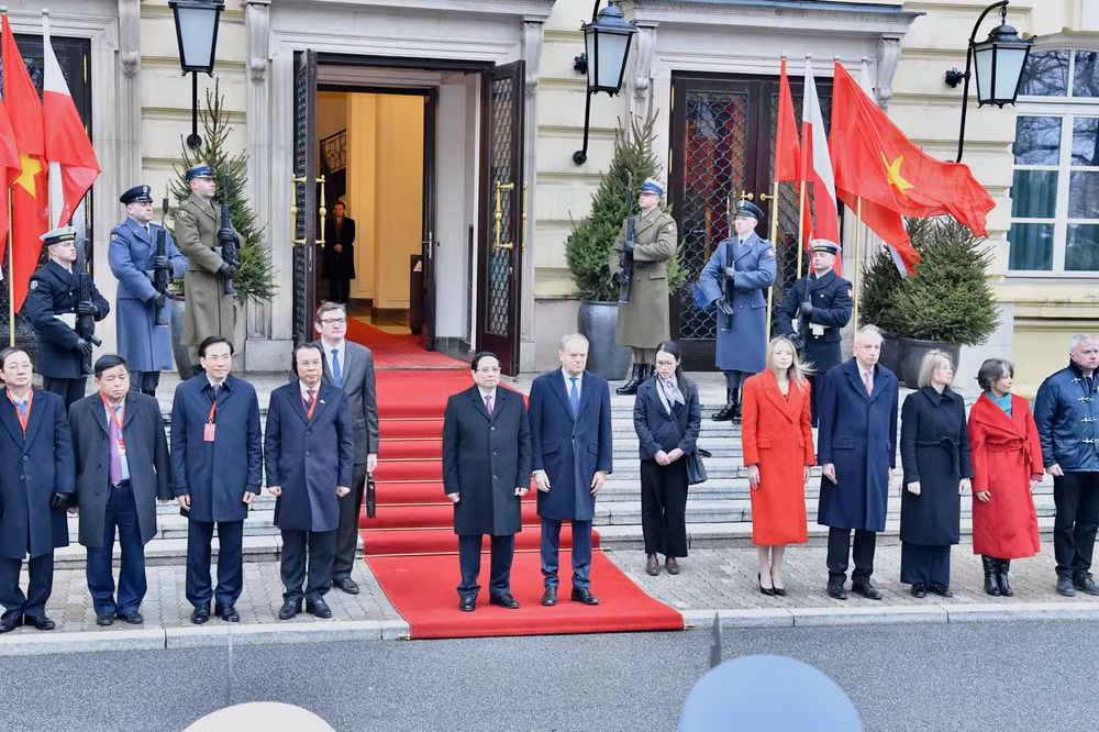 Thủ tướng Phạm Minh Chính và Thủ tướng Donald Tusk tại Lễ đón.