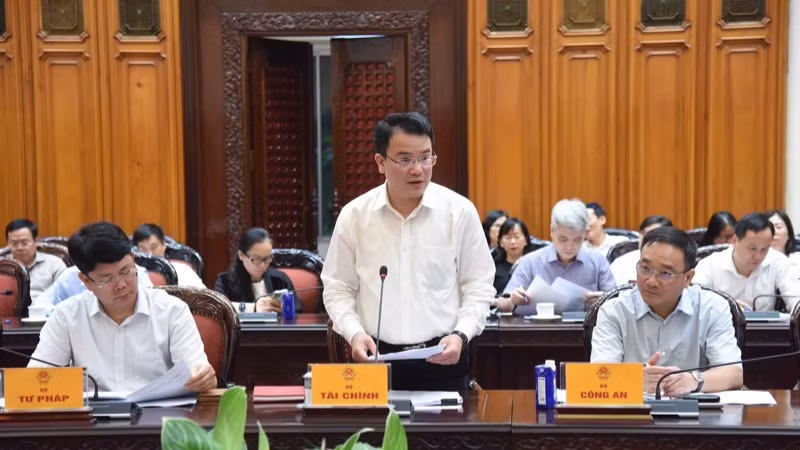 Lãnh đạo Bộ Tài chính phát biểu ý kiến tại cuộc họp (Ảnh: TRẦN HẢI).