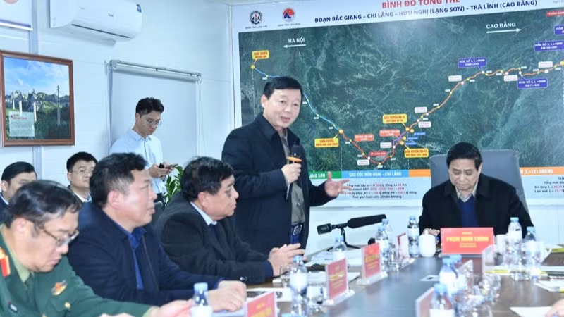 Phó Thủ tướng Chính phủ Trần Hồng Hà phát biểu ý kiến tại cuộc họp. (Ảnh:THANH GIANG)