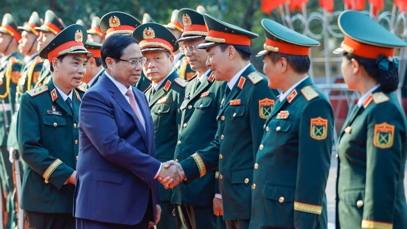 Thủ tướng Phạm Minh Chính với các tướng lĩnh, lãnh đạo Học viện Kỹ thuật Quân sự. (Ảnh: TRẦN HẢI)