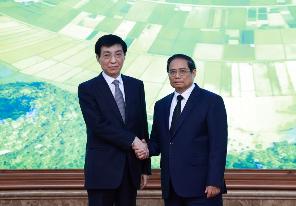 Thủ tướng Phạm Minh Chính và Chủ tịch Chính hiệp toàn quốc Trung Quốc Vương Hộ Ninh. (Ảnh: Trần Hải)