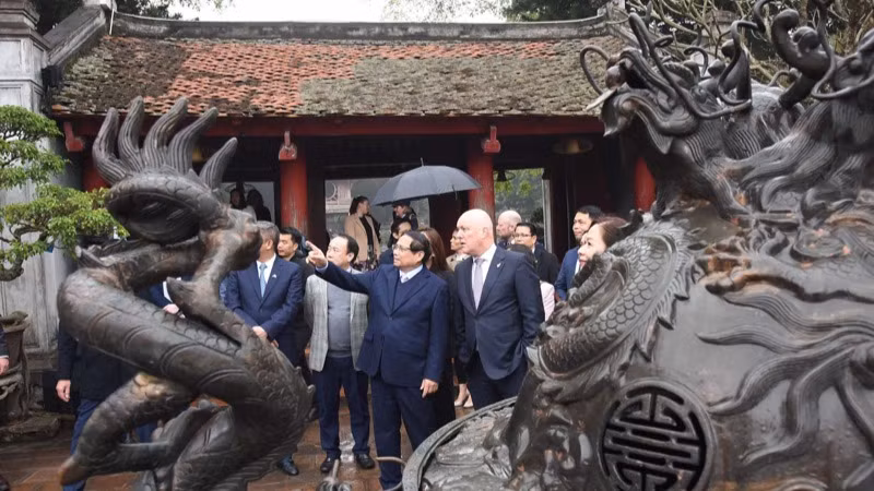 Thủ tướng Phạm Minh Chính giới thiệu với Thủ tướng New Zealand Christopher Luxon về các hiện vật tại Văn Miếu-Quốc Tử Giám. (Ảnh: TRẦN HẢI)