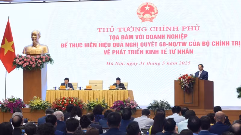 Thủ tướng Phạm Minh Chính chủ trì tọa đàm với doanh nghiệp về thực hiện hiệu quả Nghị quyết 68-NQ/TW. (Ảnh: TRẦN HẢI)