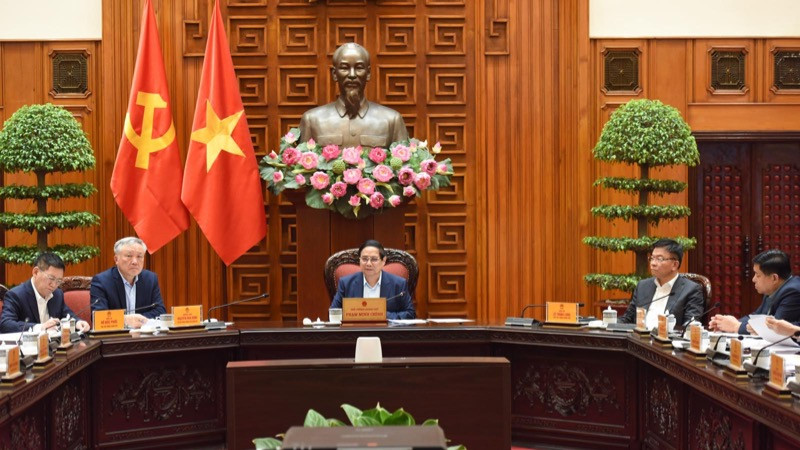Thủ tướng Phạm Minh Chính chủ trì cuộc họp của Thường trực Chính phủ với các bộ, ngành, cơ quan, đơn vị liên quan (Ảnh: TRẦN HẢI). 