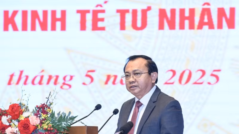 Thứ trưởng Tài chính Lê Tấn Cận trình bày báo cáo về tình hình phát triển kinh tế tư nhân. (Ảnh: TRẦN HẢI)