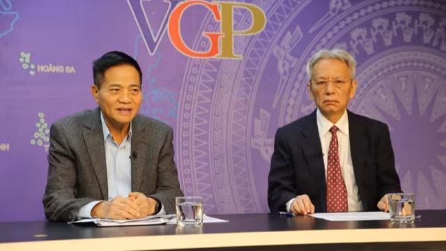 PGS. TS Đào Duy Quát (bên trái) trao đổi tại Tọa đàm. (Ảnh: VGP)