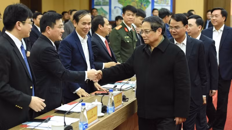 Thủ tướng Phạm Minh Chính bắt tay lãnh đạo các sở, ngành tỉnh Vĩnh Phúc tham dự cuộc làm việc (Ảnh: TRẦN HẢI).