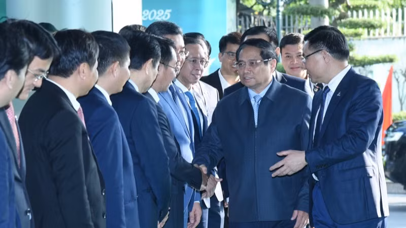 Thủ tướng Phạm Minh Chính với lãnh đạo Petrovietnam. (Ảnh: TRẦN HẢI)