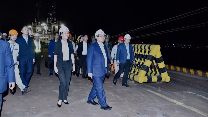 Thủ tướng Phạm Minh Chính thị sát Cảng Hòa Phát Dung Quất và bốc dỡ nguyên liệu tại cầu cảng. (Ảnh: THANH GIANG)