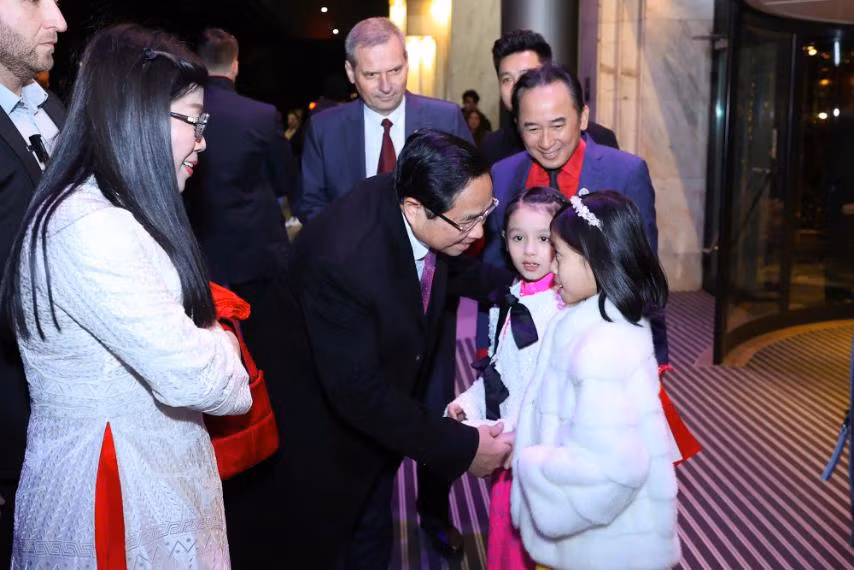 Các cháu thiếu nhi Việt Nam chào đón Thủ tướng Phạm Minh Chính và Phu nhân (Ảnh: NHẬT BẮC/VGP).