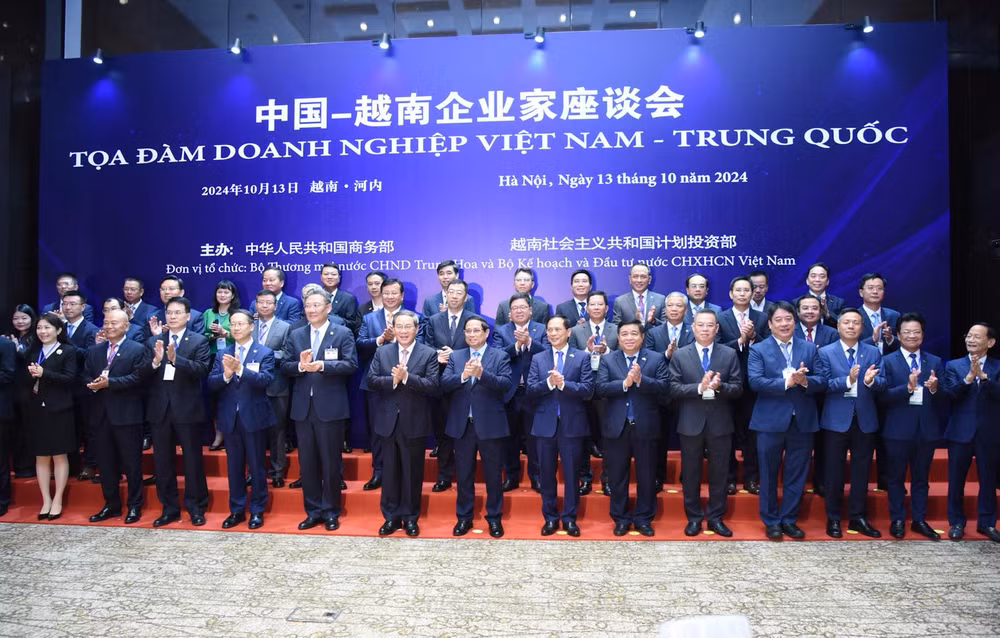 Thủ tướng Phạm Minh Chính, Thủ tướng Trung Quốc Lý Cường và Lãnh đạo các bộ, ngành cùng các doanh nghiệp hai nước tham dự tọa đàm. (Ảnh: TRẦN HẢI)