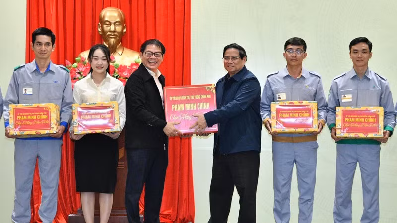Thủ tướng Phạm Minh Chính tặng quà động ngũ người lao động của Tập đoàn THACO.
