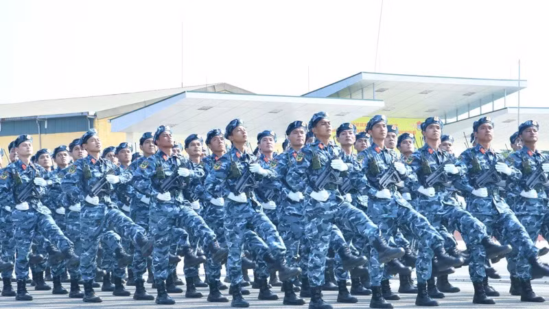 Các lực lượng diễu binh qua Lễ đài. (Ảnh: THANH GIANG)