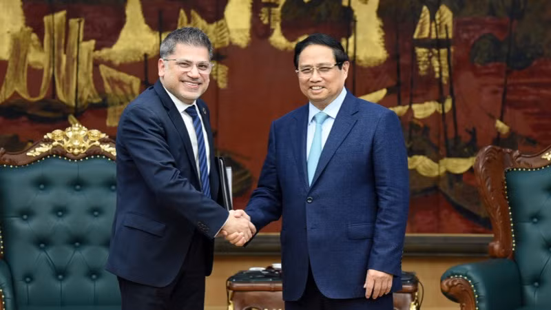 Thủ tướng Phạm Minh Chính và ông Nitin Kapoor, Phó Chủ tịch khu vực và quốc tế, ngành hàng vaccine và miễn dịch của Tập đoàn AstraZeneca, Chủ tịch kiêm Tổng Giám đốc AstraZeneca Việt Nam. (Ảnh: TRẦN HẢI)