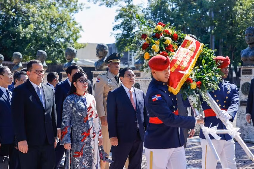Thủ tướng Phạm Minh Chính và Phu nhân đến đặt hoa tại Khu tưởng niệm lãnh đạo lập quốc CH Dominica. (Ảnh: Nhật Bắc/VGP)