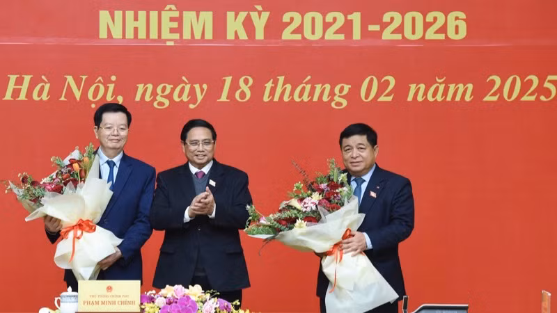 Thủ tướng Phạm Minh Chính tặng hoa chúc mừng 2 Phó Thủ tướng Chính phủ Nguyễn Chí Dũng và Mai Văn Chính vừa được phê chuẩn bổ nhiệm. (Ảnh: TRẦN HẢI)