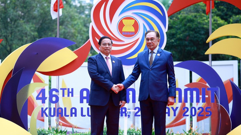 Thủ tướng Malaysia Anwar Ibrahim bắt tay chào mừng Thủ tướng Phạm Minh Chính. (Ảnh: Nhật Bắc/VGP) Thủ tướng Malaysia Anwar Ibrahim bắt tay chào mừng Thủ tướng Phạm Minh Chính. (Ảnh: Nhật Bắc/VGP)