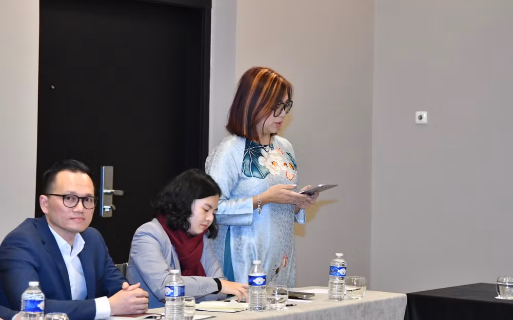 Bà Nguyễn Thị Diệu Linh, Phó Chủ tịch VINEU, Chủ tịch Liên hiệp Hội Thanh niên Sinh viên Việt Nam tại châu Âu phát biểu ý kiến tại cuộc làm việc. (Ảnh: THANH GIANG)