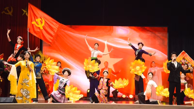 Một tiết mục văn nghệ được biểu diễn tại buổi lễ. (Ảnh: TRẦN HẢI) Một tiết mục văn nghệ được biểu diễn tại buổi lễ. (Ảnh: TRẦN HẢI)