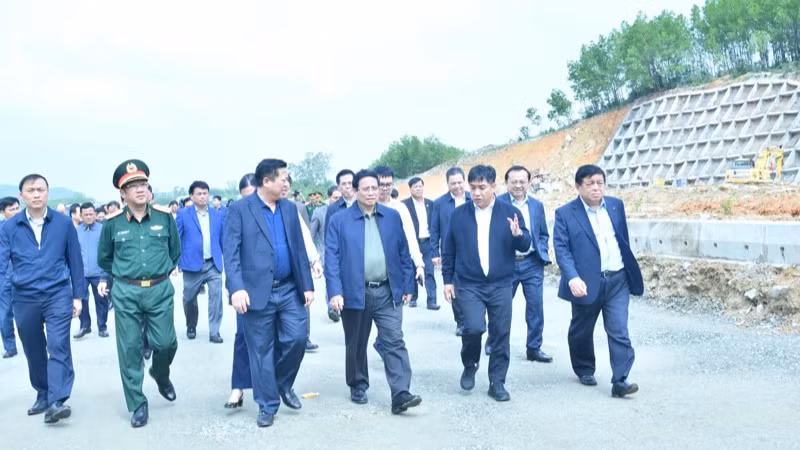 Thủ tướng Phạm Minh Chính đi thị sát hầm số 1 trên tuyến cao tốc Quảng Ngãi-Hoài Nhơn. (Ảnh: THANH GIANG)