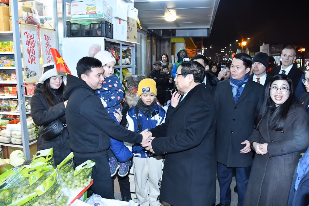 Thủ tướng Phạm Minh Chính và Phu nhân thăm một cửa hàng trong Trung tâm thương mại Sapa. (Ảnh: THANH GIANG)