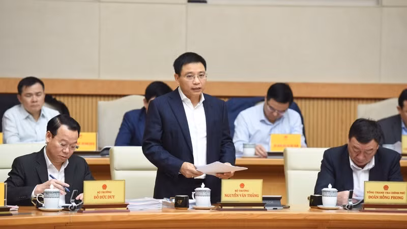 Bộ trưởng Tài chính Nguyễn Văn Thắng báo cáo tại phiên họp. (Ảnh: TRẦN HẢI)