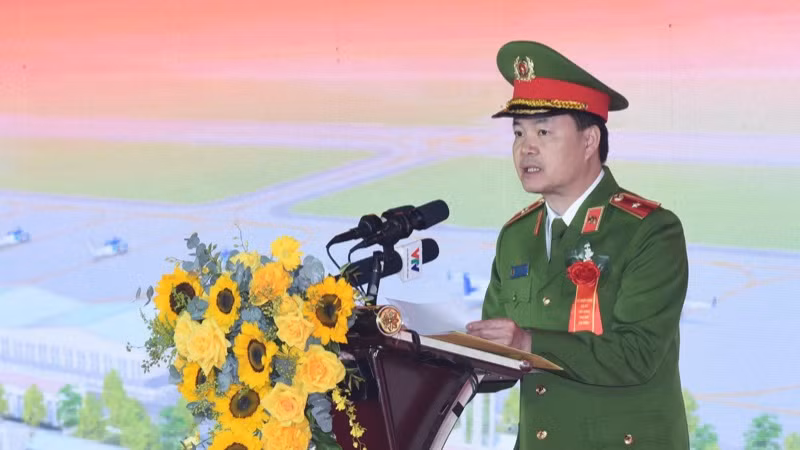 Thiếu tướng Nguyễn Ngọc Vân, Tư lệnh Bộ Tư lệnh Cảnh sát cơ động - Bộ Công an, báo cáo tại Lễ khởi công. (Ảnh: Trần Hải)