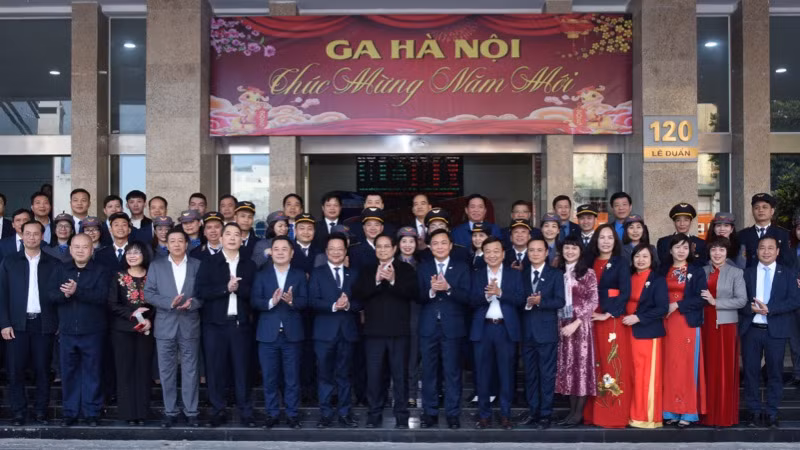 Thủ tướng Phạm Minh Chính, lãnh đạo các bộ, ngành với lãnh đạo, cán bộ, nhân viên Tổng công ty Đường sắt Việt Nam tại ga Hà Nội. (Ảnh: TRẦN HẢI)