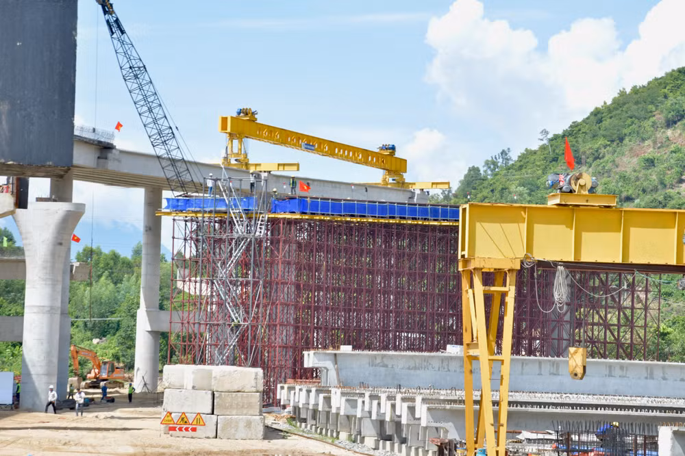 Công trường xây dựng nút giao thông đường tránh Nam hầm Hải Vân - cũng là tuyến đường kết nối cảng Liên Chiểu. (Ảnh: THANH GIANG)