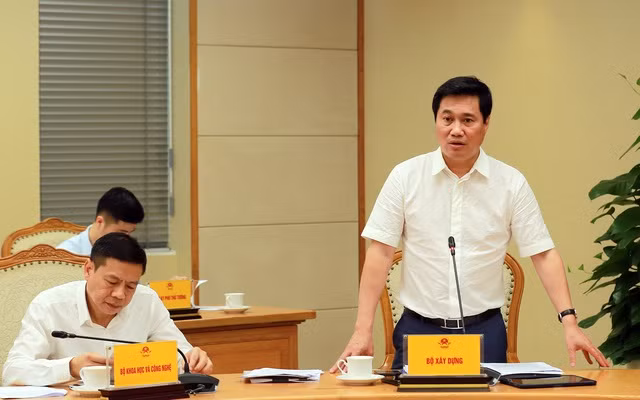 Thứ trưởng Xây dựng Nguyễn Tường Văn phát biểu ý kiến tại cuộc họp. (Ảnh: Minh Khôi - VGP).