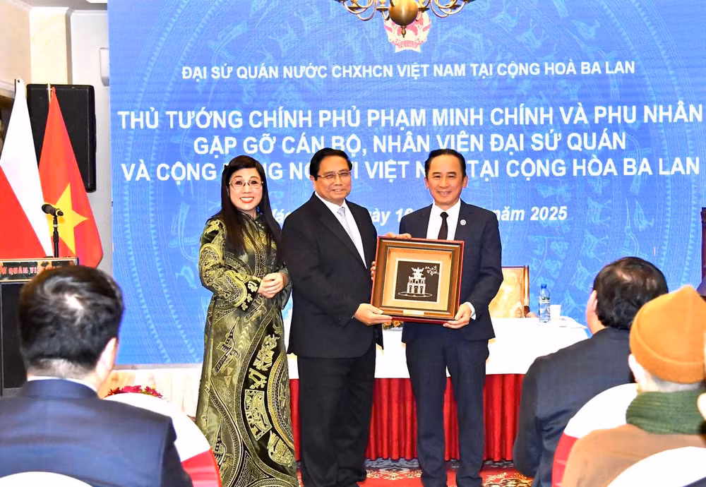 Thủ tướng Phạm Minh Chính và Phu nhân tặng quà lưu niệm cho Hội Người Việt Nam tại Ba Lan. (Ảnh: THANH GIANG)