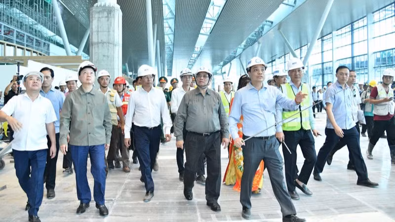 Thủ tướng Phạm Minh Chính đi thị sát sảnh chính Nhà ga hành khách T3. (Ảnh: THANH GIANG)