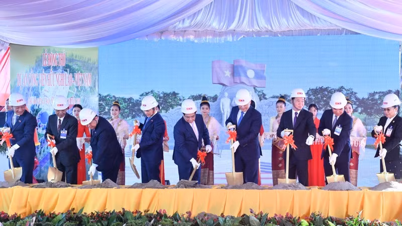 Lãnh đạo Đảng, Chính phủ hai nước thực hiện nghi thức động thổ Dự án. (Ảnh: THANH GIANG)