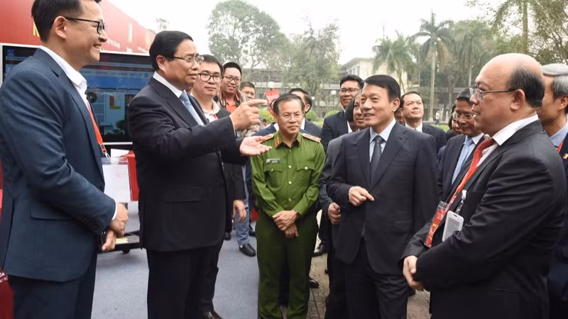 Thủ tướng Phạm Minh Chính trao đổi với các đồng chí lãnh đạo sau khi trải nghiệm các dịch vụ công dựa trên các nền tảng số (Ảnh: TRẦN HẢI).
