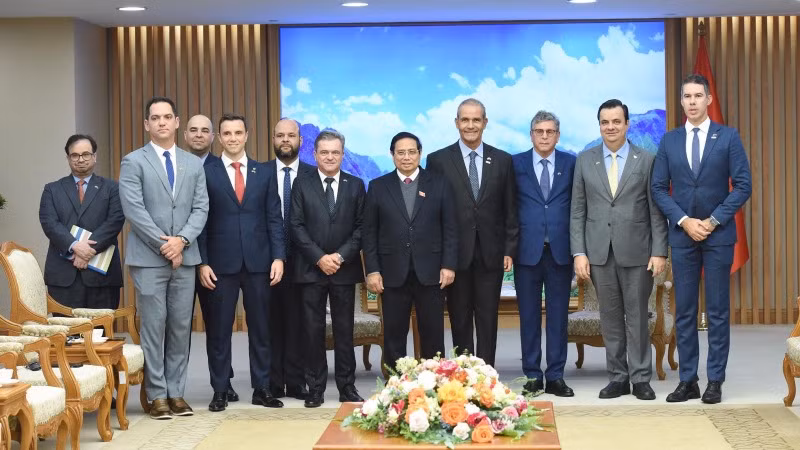 Thủ tướng Phạm Minh Chính và đoàn doanh nghiệp Brazil (Ảnh: TRẦN HẢI)