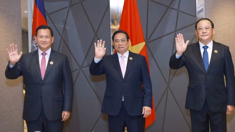 Thủ tướng Phạm Minh Chính cùng Thủ tướng Lào Sonexay Siphandone và Thủ tướng Campuchia Hun Manet. (Ảnh: DƯƠNG GIANG/TTXVN)