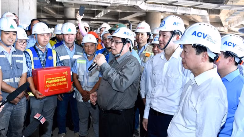 Thủ tướng Phạm Minh Chính tặng quà động viên đội ngũ kỹ sư, công nhân thi công tại Nhà ga chính Sân bay Long Thành. (Ảnh: THANH GIANG)