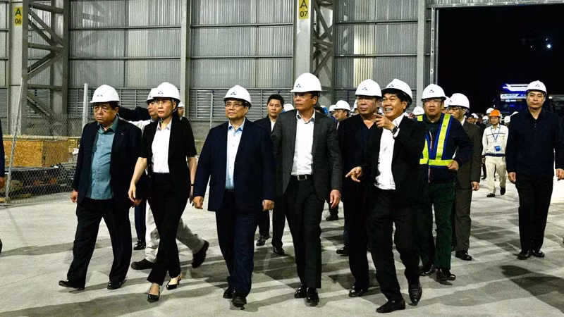 Thủ tướng Phạm Minh Chính thăm nhà máy cán thép trong Khu liên hợp gang thép Hòa Phát Dung Quất. (Ảnh: THANH GIANG)