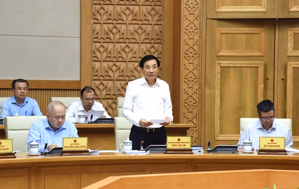 Bộ trưởng, Chủ nhiệm Văn phòng Chính phủ Trần Văn Sơn phát biểu ý kiến tại phiên họp. (Ảnh: TRẦN HẢI)