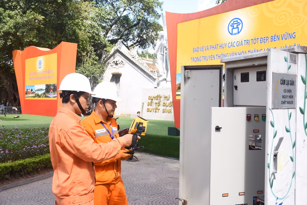 EVNHanoi thường xuyên kiểm tra thông số vận hành của thiết bị tại các trọng điểm bảo đảm điện