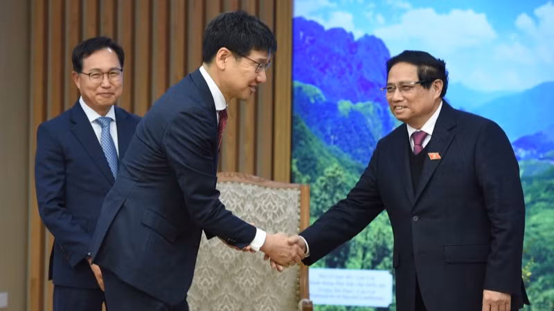 Thủ tướng Phạm Minh Chính và ông Na Ki Hong - người kế nhiệm Tổng giám đốc Samsung Việt Nam Choi Joo Ho. (Ảnh: TRẦN HẢI)