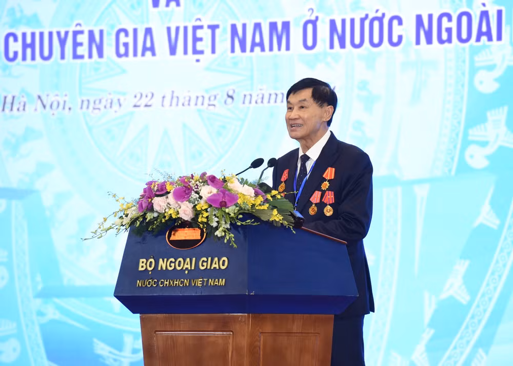 Ông Johnathan Hạnh Nguyễn, kiều bào Philippines, Chủ tịch Tập đoàn Liên Thái Bình Dương phát biểu ý kiến tại Hội nghị. (Ảnh: Trần Hải)