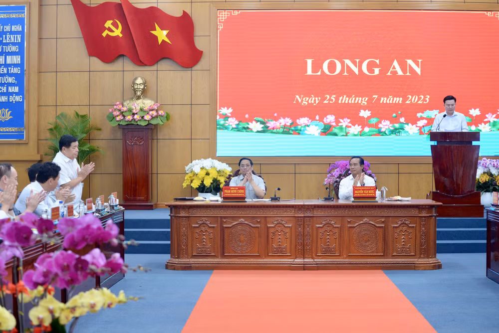 Thủ tướng Phạm Minh Chính chủ trì buổi làm việc với Ban Thường vụ Tỉnh ủy Long An.