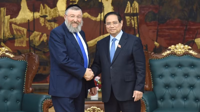 Thủ tướng Phạm Minh Chính và ông Rabbi Yoav Ben Tzur, Bộ trưởng Lao động Israel. (Ảnh: TRẦN HẢI)