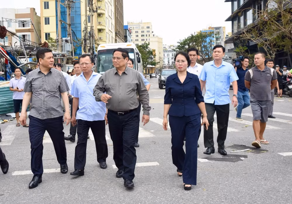 Thủ tướng Phạm Minh Chính đi thị sát các tuyến phố chính của thành phố Hạ Long bị thiệt hại nặng nề bởi bão số 3 (Ảnh: TRẦN HẢI).