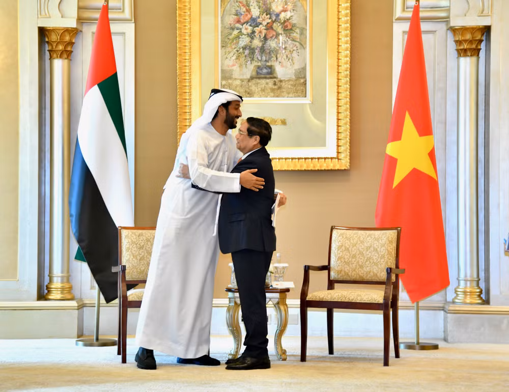Thủ tướng Phạm Minh Chính và Bộ trưởng Kinh tế UAE Abdulla Bin Touq Al Marri ôm hôn tạm biệt. (Ảnh: Thanh Giang)