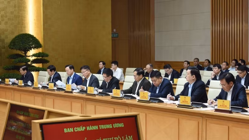 Các đồng chí lãnh đạo là thành viên Tiểu ban Kinh tế-Xã hội tham dự cuộc làm việc. (Ảnh: TRẦN HẢI)