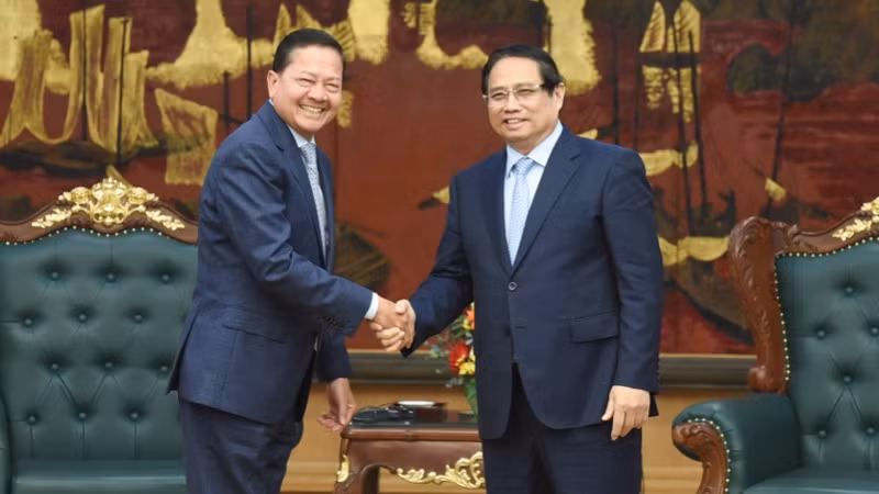 Thủ tướng Phạm Minh Chính và Phó Thủ tướng Campuchia Neth Savoeun. (Ảnh: TRẦN HẢI)