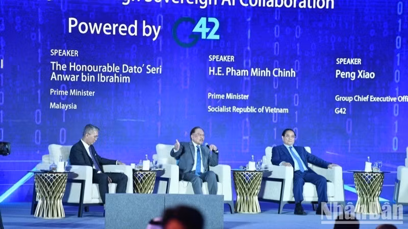 Thủ tướng Malaysia Anwar Ibrahim trao đổi tại Phiên thảo luận. (Ảnh THANH GIANG)