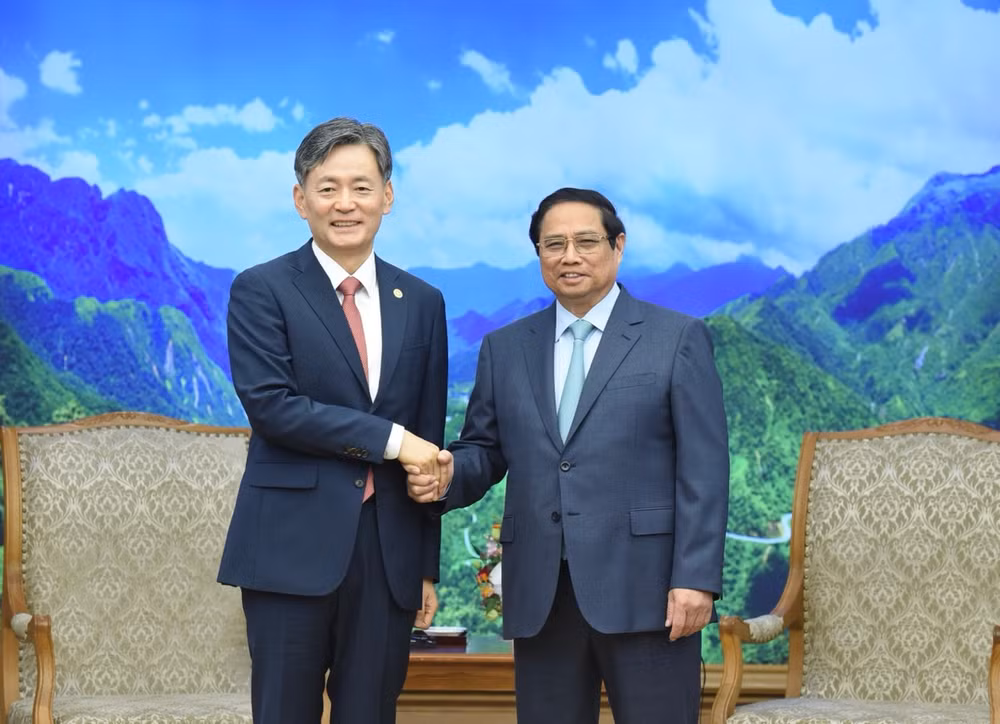 Thủ tướng Phạm Minh Chính và Tư lệnh Cảnh sát Quốc gia Hàn Quốc Cho Ji Ho (Hàn Quốc). 